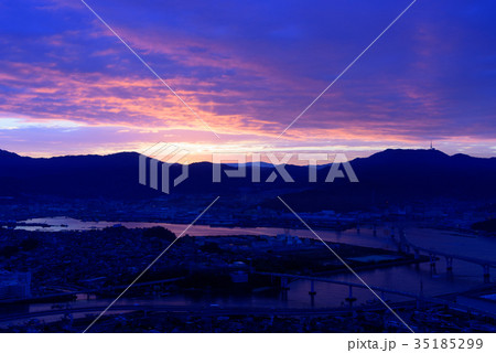 広島 夜明け頃の広島大橋と海田大橋 黄金山からの眺め 広島 夜明け頃の広島大橋と海田大橋 黄金山からの眺め 35185299