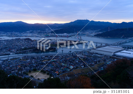 広島 夜明け頃の広島大橋と海田大橋 黄金山からの眺め 広島 夜明け頃の広島大橋と海田大橋 黄金山からの眺め 35185301