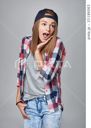 Surprised teen girl Surprised teen girl 35186065
