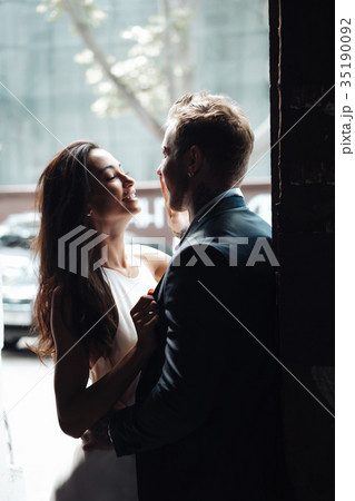 couple posing in the doorway 35190092
