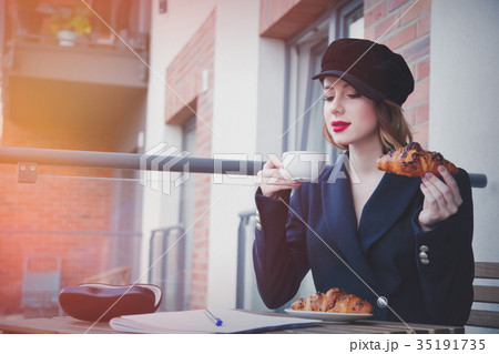 Beautiful young businesswoman have a coffee break 35191735