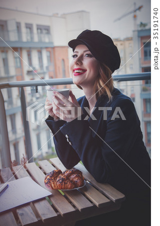 Beautiful young businesswoman have a coffee break 35191740