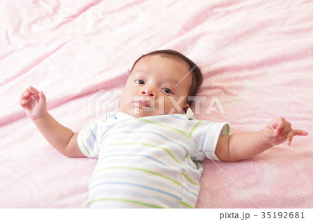 Newborn baby portrait 35192681