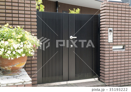 住宅　設備　玄関　エクステリア　塀　門　ポスト　照明　インターホン　玄関 35193222