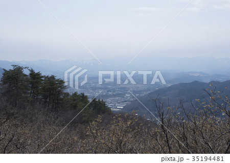 宝登山/山頂から望む秩父市街と秩父連山 35194481