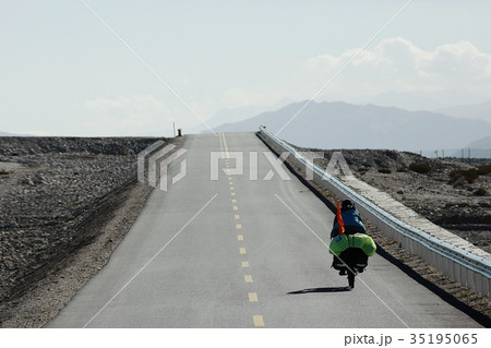 bicycle traveler in Tibet 35195065