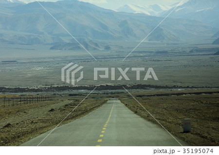 mountain road in tibet 35195074