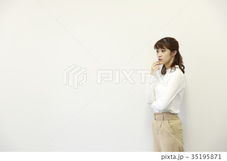 困る、考える、悩む女性社員 35195871
