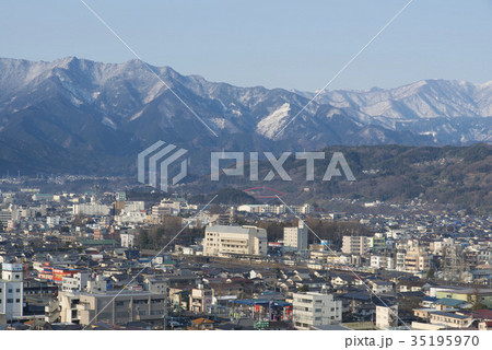 秩父駅と秩父連山 35195970