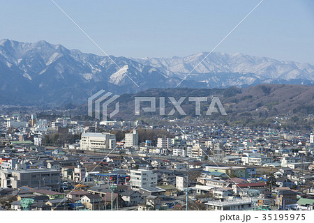 秩父駅と秩父連山 35195975