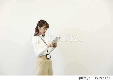 タブレットを操作する女性社員 35197471