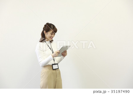 タブレットを操作する女性社員 タブレットを操作する女性社員 35197490