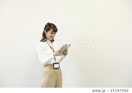 タブレットを操作する女性社員 35197492