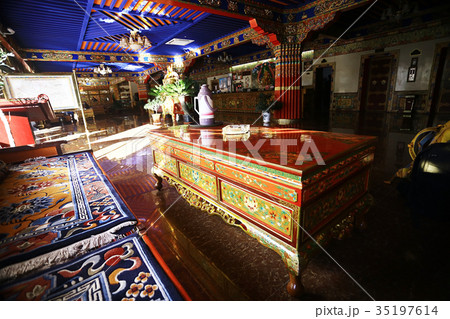 narrow street in the Tibetan city of temples 35197614