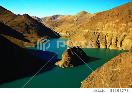 sacred lake in tibet landscape 35198278