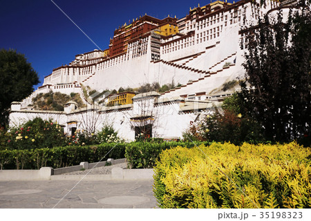 narrow street in the Tibetan city of temples 35198323
