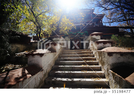 narrow street in the Tibetan city of temples 35198477