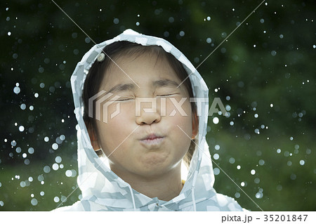 雨の日にカッパを着て外に出る子供 35201847