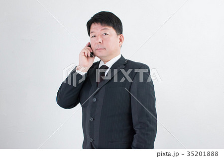 ガラケーで通話する男性 ガラケーで通話する男性 35201888