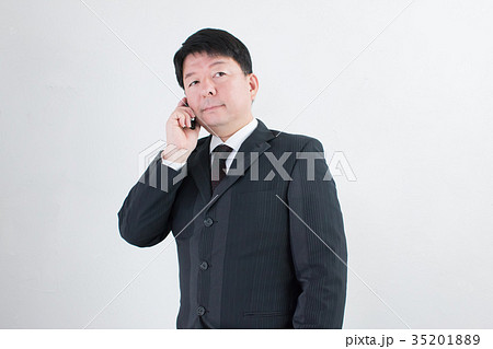 ガラケーで通話する男性 35201889