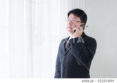 ガラケーで通話する男性 35201894