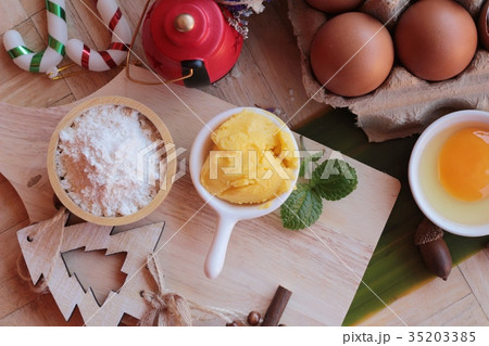 Making egg tart is delicious and egg. Making egg tart is delicious and egg. 35203385