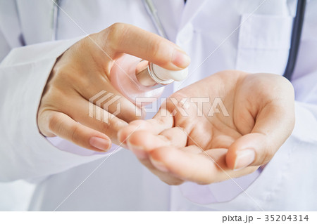 Scientists are using white cream from a bottle. 35204314