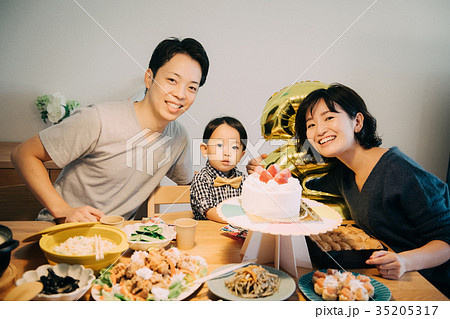 バースデーパーティー 子供の誕生日の写真素材