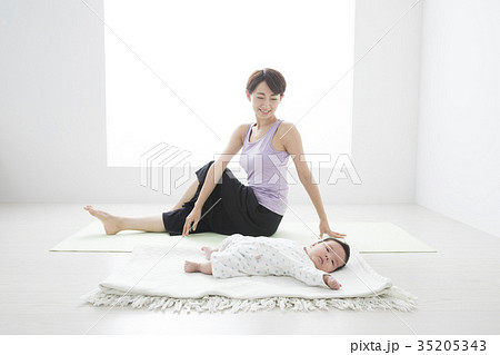 赤ちゃん連れでヨガをするお母さん 赤ちゃん連れでヨガをするお母さん 35205343