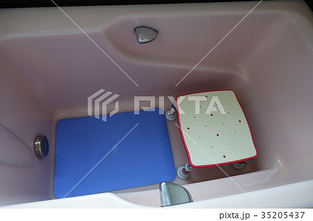 浴槽内に置かれた介護用の浴槽台と滑り止めマット 35205437