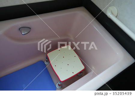 浴槽内に置かれた介護用の浴槽台と滑り止めマット 35205439
