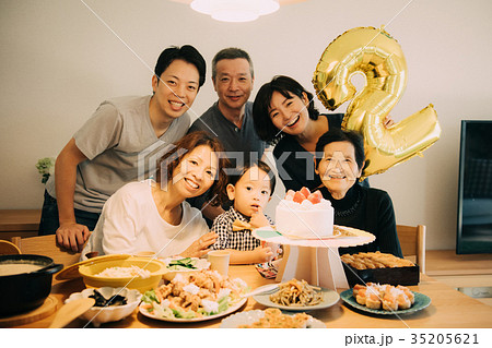 バースデーパーティー 誕生日 家族写真の写真素材