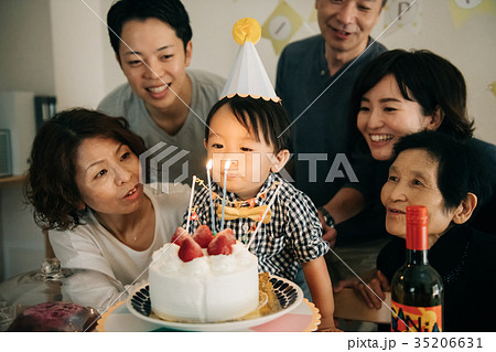 バースデーパーティー 誕生日ケーキと家族の写真素材