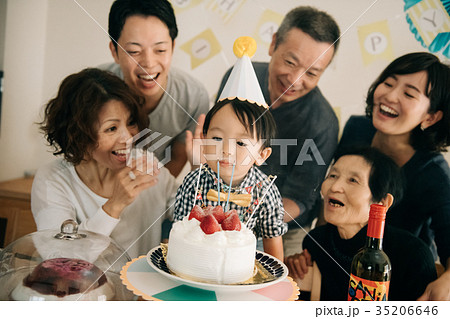 バースデーパーティー　誕生日ケーキとファミリー 35206646