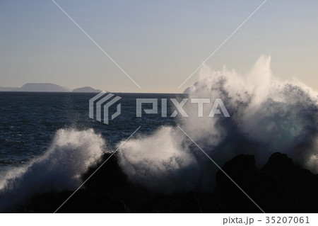 伊豆大島から撮った伊豆七島と波 伊豆大島から撮った伊豆七島と波 35207061