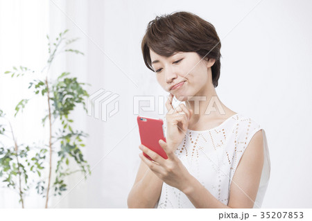 スマートフォンを見る女性 スマートフォンを見る女性 35207853