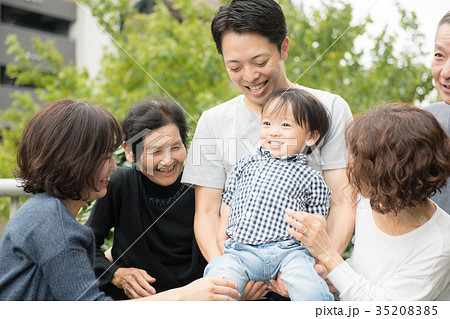 笑顔のファミリー　親子　三世代　四世代 35208385