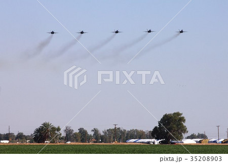 アクロバット飛行する米海軍ブルーエンジェルスのF/A-18ホーネット戦闘攻撃機の編隊 35208903