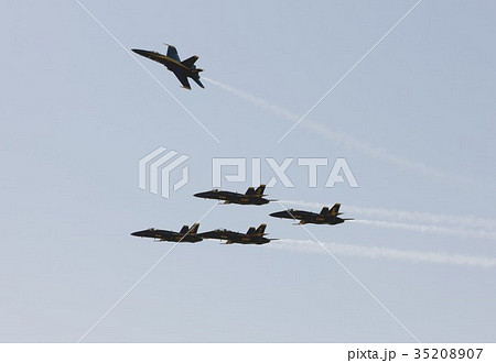 煙を引きながらアクロバット飛行する米海軍ブルーエンジェルスのF/A-18ホーネット戦闘攻撃機の編隊 35208907