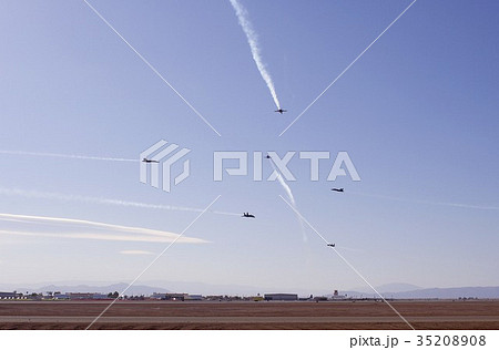 煙を引きながらアクロバット飛行する米海軍ブルーエンジェルスのF/A-18ホーネット戦闘攻撃機の編隊 35208908