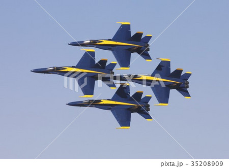 アクロバット飛行する米海軍ブルーエンジェルスのF/A-18ホーネット戦闘攻撃機の編隊 35208909