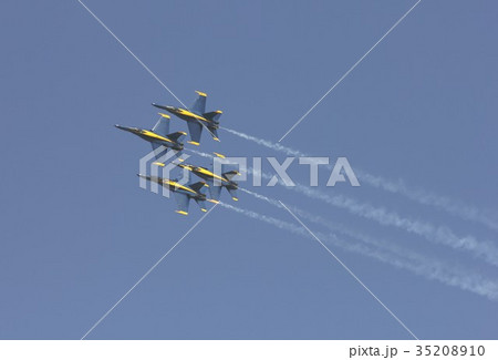 煙を引きながらアクロバット飛行する米海軍ブルーエンジェルスのF/A-18ホーネット戦闘攻撃機の編隊 煙を引きながらアクロバット飛行する米海軍ブルーエンジェルスのF/A-18ホーネット戦闘攻撃機の編隊 35208910