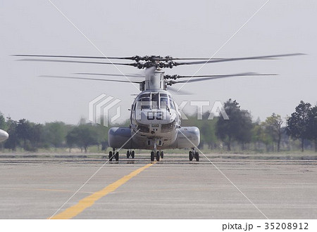 厚木基地航空ショーで離陸のため滑走路に向かう在日米軍のCH-46Eシーナイト輸送ヘリコプター 35208912