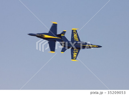 アクロバット飛行する米海軍ブルーエンジェルスのF/A-18ホーネット戦闘攻撃機の編隊 35209053