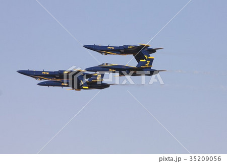 煙を引きながらアクロバット飛行する米海軍ブルーエンジェルスのF/A-18ホーネット戦闘攻撃機の編隊 35209056