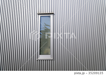 住宅　外壁　アルミのサイディングと採光窓　 35209135