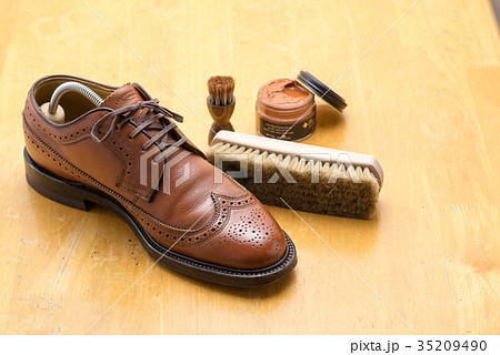 シューケアー　靴磨きイメージ 35209490