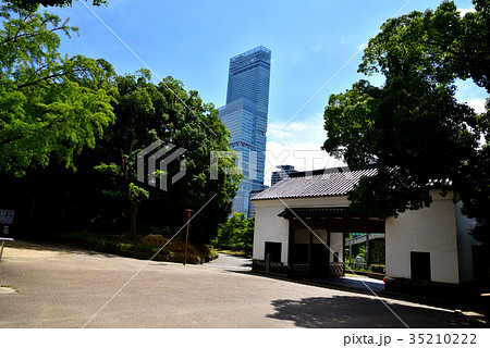 てんしばへ続く旧黒田藩蔵屋敷長屋門とあべのハルカス 35210222