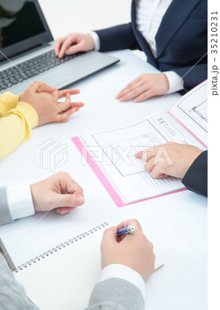 不動産屋さん　賃貸マンション　説明員　物件紹介　家探し　写真素材　お客様　ボディーパーツ 35210231