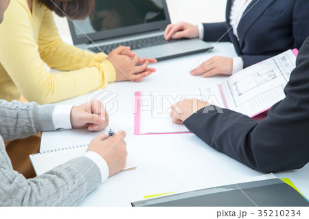 不動産屋さん 賃貸マンション 説明員 物件紹介 家探し 写真素材 お客様 ボディーパーツ 不動産屋さん 賃貸マンション 説明員 物件紹介 家探し 写真素材 お客様 ボディーパーツ 35210234